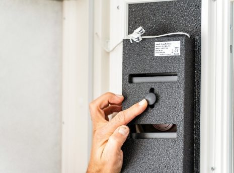 finluft-flow-korvausilmalaite-ikkuna-asennus-tuloilmaventtiili-ikkunaan Flow korvausilmalaite on ikkunaan asennettava korvausilmaventtiili ja tuloilmaventtiili, jossa on säädettävät ilmamäärät