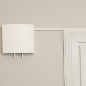 FLS20 korvausilmaventtiili seinään asennettuna ja virtajohto peitetty pienellä listalla