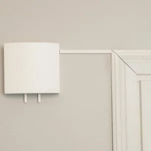 FLS20 korvausilmaventtiili seinään asennettuna ja virtajohto peitetty pienellä listalla