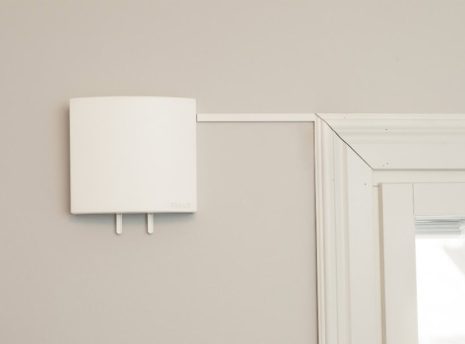 fls20-korvausilmaventtiili-seinaan-asennettuna FLS20 korvausilmaventtiili seinään asennettuna ja virtajohto peitetty pienellä listalla