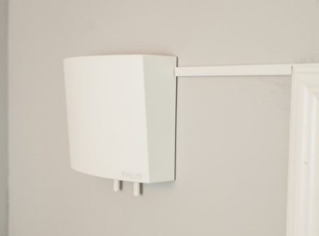 korvausilmaventtiili-seinaan-fls20 FLS20 korvausilmaventtiili seinään asennettuna, oven karmin vieressä